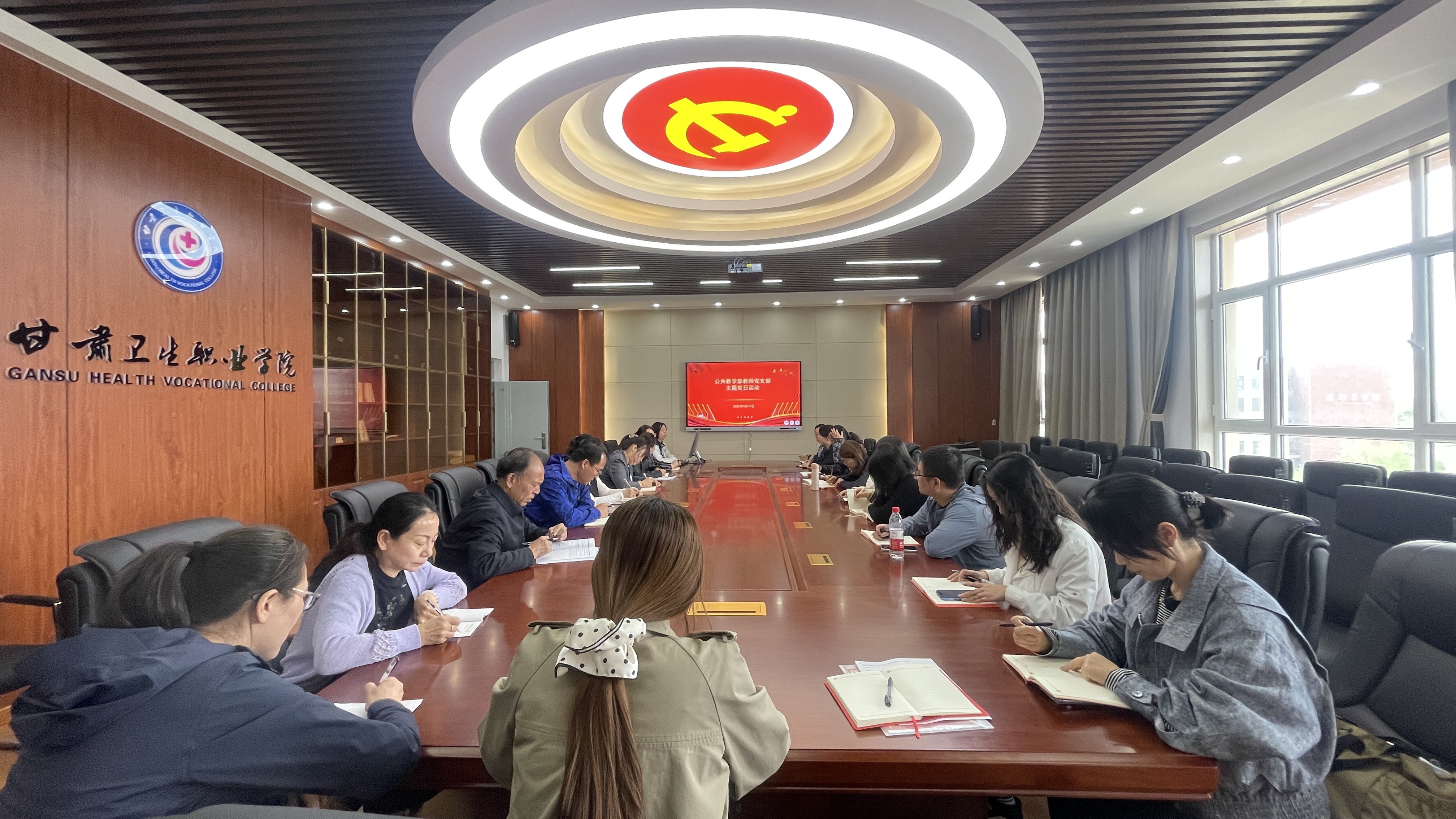 公共教学部教师党支部开展以“强化思想引领,AI推动教育发展”为主题的党日活动
