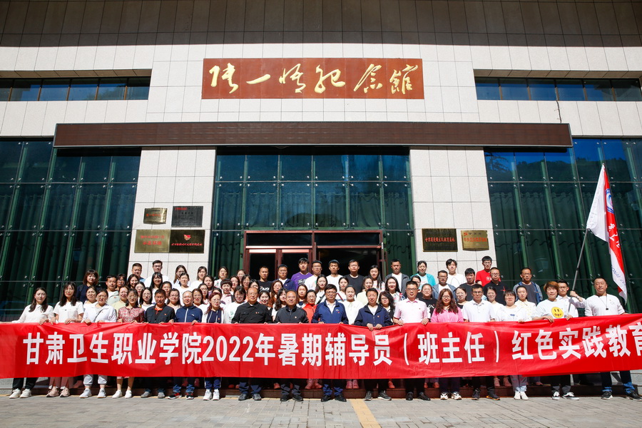 1656662934674084929.jpg 图2  张一悟纪念馆前合影_调整大小.jpg