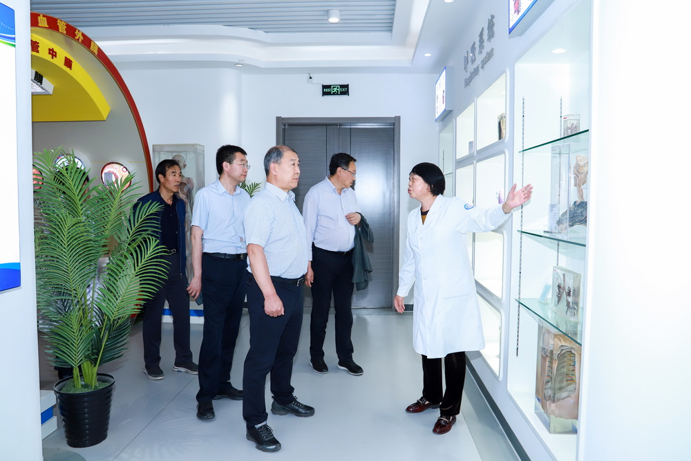 2023年6月7日 原甘肃省卫生和计划生育委员会党组副书记、副主任李存文莅临威廉希尔官网调研 (4)_调整大小.jpg