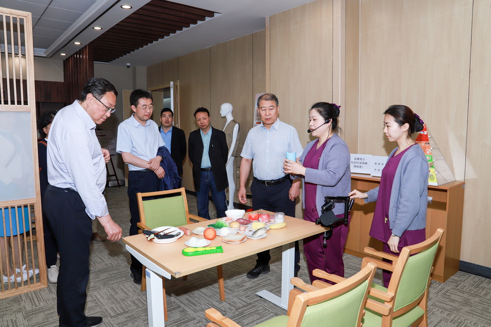 2023年6月7日 原甘肃省卫生和计划生育委员会党组副书记、副主任李存文莅临威廉希尔官网调研 (13)_调整大小.jpg