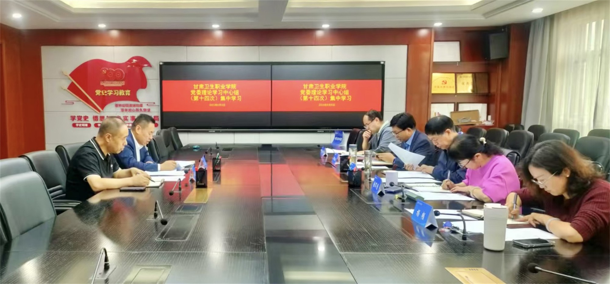 学校党委理论学习中心组集中学习习近平法治思想照片.jpg